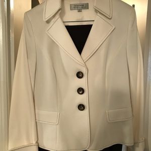 Tahari women’s suit